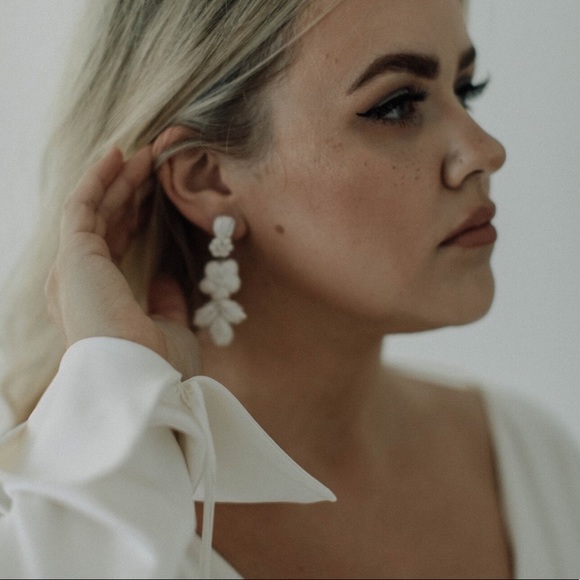 A.B Ellie Earrings - Picture 2 of 4